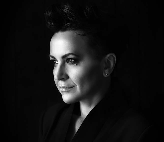 Amira Medunjanin - Zivim, kot mi veleva srce